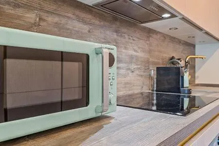 Stylish Studio In Vibrant City *